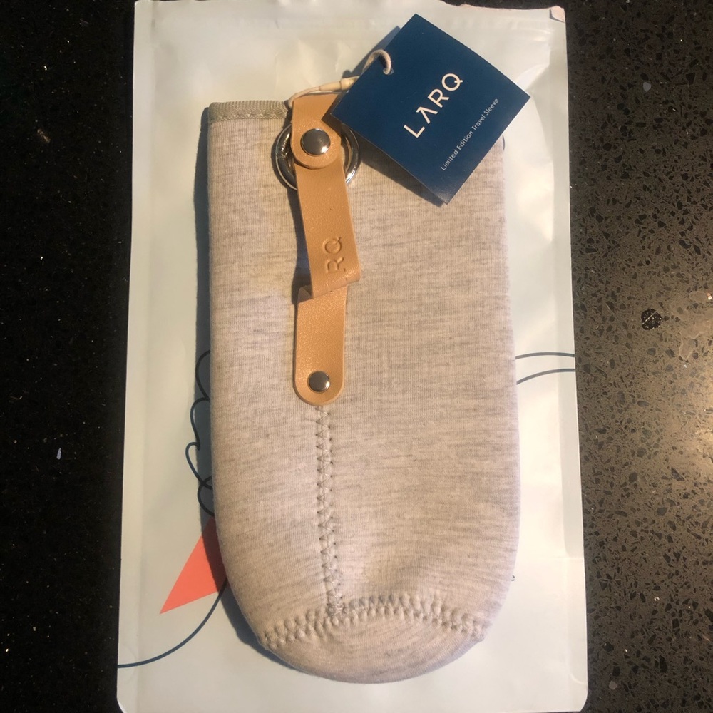 Larq water bottle 25 oz heather grey sleeve